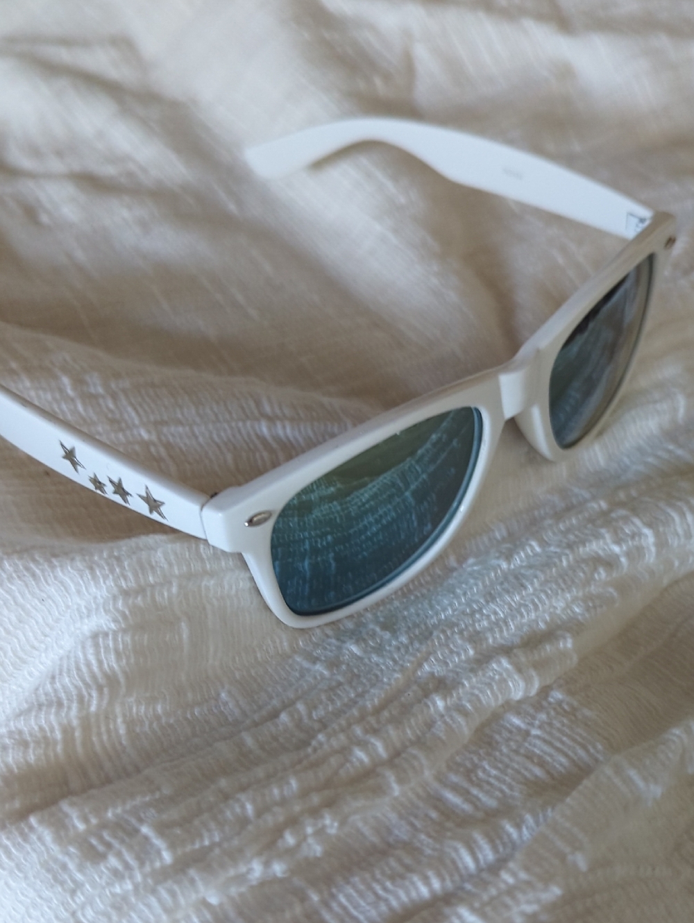 🆕 White Retro Wayfarer Sunglasses with Star Accents